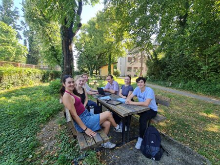 Studenti s lijeva na desno: Mia, Olivia, Finley, Erik, Maja i Jad – 24 vremenske zone pokrivene