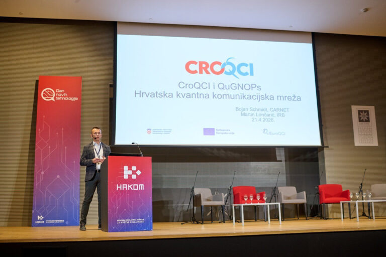 Bojan Schmidt ba pozornici tijekom izlaganja na konferenciji Dan novih tehnologija