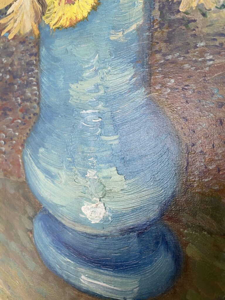 Detalj 3D ispisa djela Vincenta van Gogha, Flowers in a Blue Vase, 1885., ulje na platnu, 61,5 x 28,5 cm. Muzej Kröller-Müller, Otterlo.